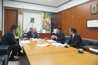 (1面トップ)県議会議長への提言書提出