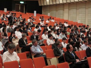 熱心に話を聞いて審議する代議員