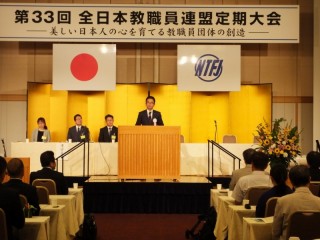 挨拶する岩野委員長