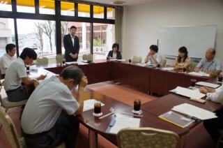 吉田会長の話を聞く連協会長