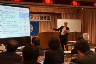 （3面）講演している宮本氏