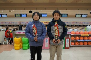 〈3面)個人総合優勝・松村拓也教諭と女性の部優勝・鈴木順子教諭