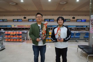 （４面）個人総合優勝・柳怜治教諭と女性の部優勝・鈴木順子教諭